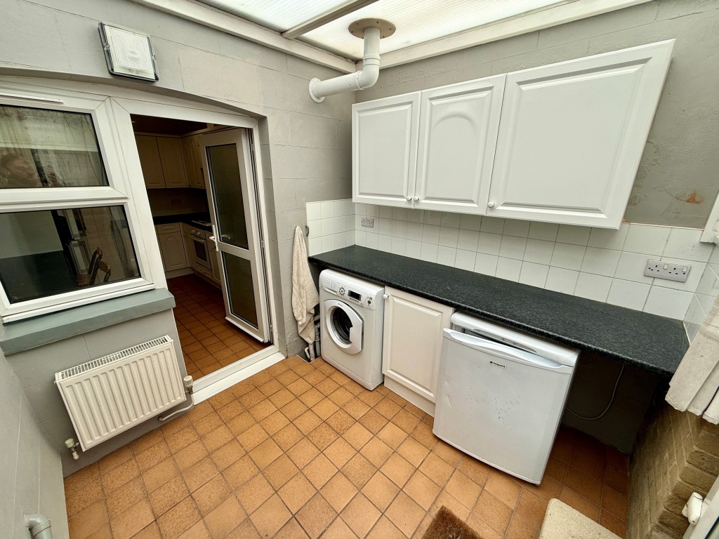 Lot: 100 - SUBSTANTIAL CORNER PROPERTY WITH POTENTIAL - Ground floor - utility room